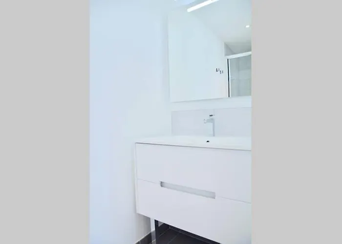 Dolmen Adrien 3 * Tours