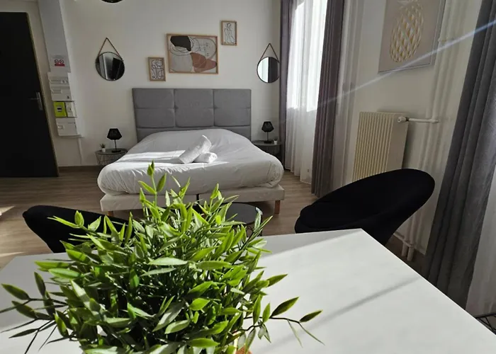 Dolmen Adrien 3 * Tours